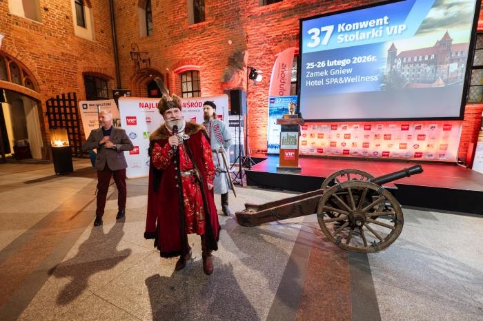 organizator przxebrany za szlachcica i armata