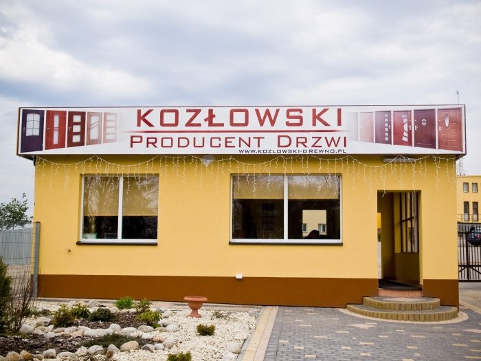 żółty budynek przemysłowy