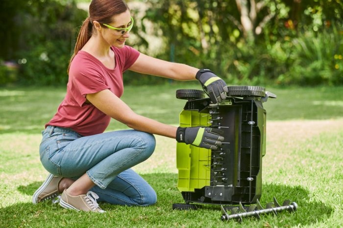kobieta z urządzeniem elektrycznym w ogrodzie