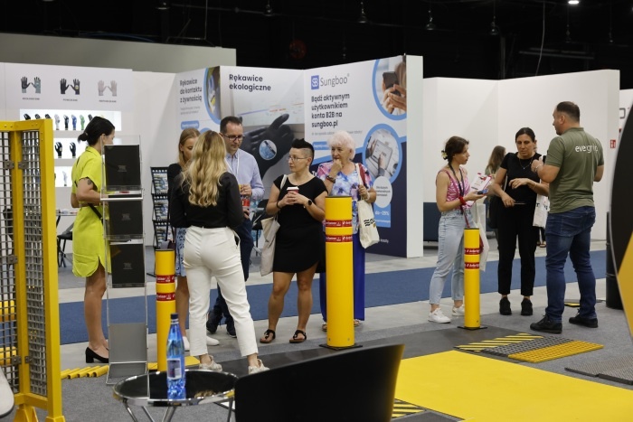 grupa osób na targach