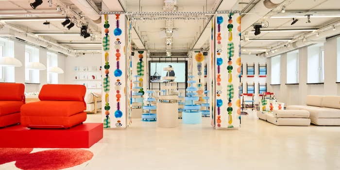 Design, kt&oacute;ry ożywia przestrzeń ruchem i kolorem. Fot. IKEA