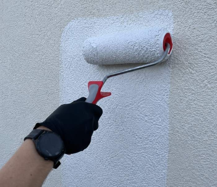 aplikacja farby podkladowej