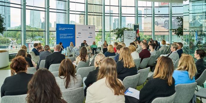 Między online a r&oacute;wnowagą. Jak nowe technologie, social media i AI wpływają na dobrostan Polak&oacute;w? Fot. PKO Ubezpieczenia