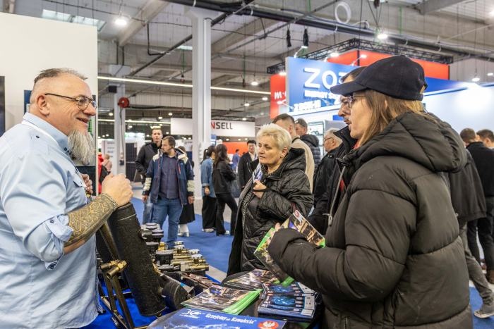 wystawca prezentuje odwiedzajacym produkty na targach