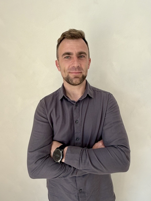 arkadiusz rawski - zdjecie od pasa w górę