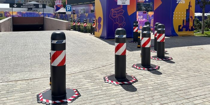 Blokady drogowe OktaBlock nie są przytwierdzone do podłoża, dlatego po zakończeniu wydarzenia można je sprawnie wywieźć z terenu, kt&oacute;ry zabezpieczały. Fot. H&ouml;rmann