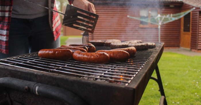 Czysty grill, lepszy smak. Jak zadbać o sprzęt, by grillowanie było prawdziwą przyjemnością. Fot. Dual Power