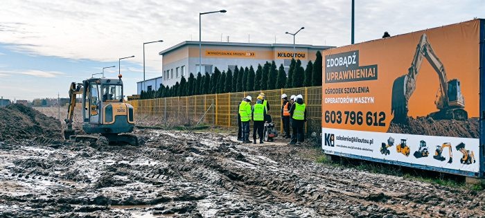 robotnicy przy rozkopanym placu