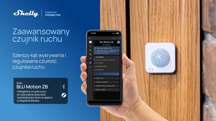dłoń ze smartfonem i opisy
