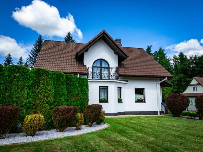 dom jednoroczinny wśród zieleni