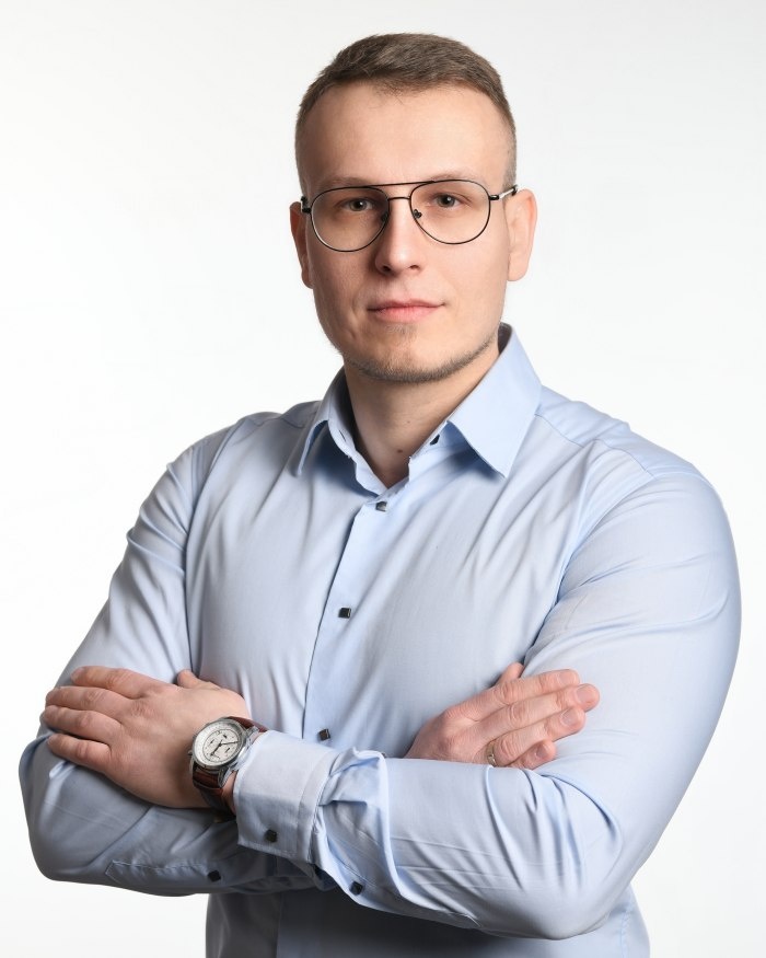 zdjęcie biznesowe młodego mężczyzny w okularach