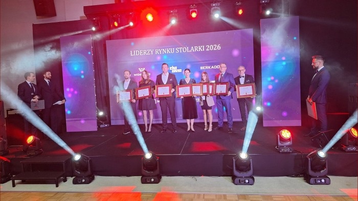 grupa osób na oświetlonej scenie