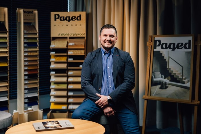 zdjęcie mężczyzny w studiu fotograficznym