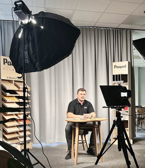 zdjęcie mężczyzny w studiu fotograficznym