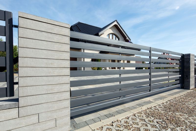 Betonowe wykończenie bramy wjazdowej